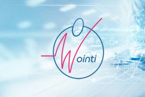 Wointi Oy:n logo vaaleansinistä taustaa vasten