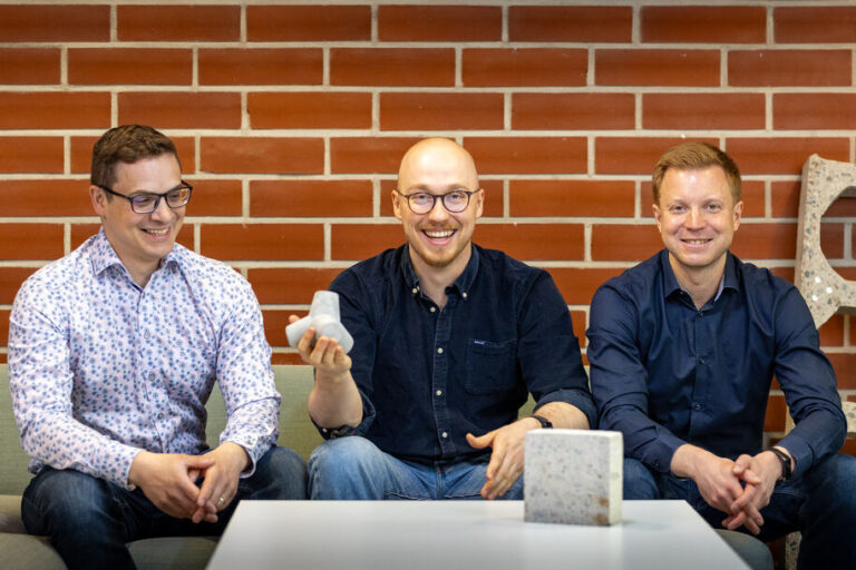 Edvard Ohlström (keskellä) teki diplomityönsä osana Betolarin tiimiä yrityksen toimistolla. Työtä ohjasi Mikael Mohtaschemi (vasemmalla) ja mukana oli myös VP Data Platform & Ecosystem Olli Kilpeläinen (oikealla). Kuva: Kalle Kataila / Aalto-yliopisto.