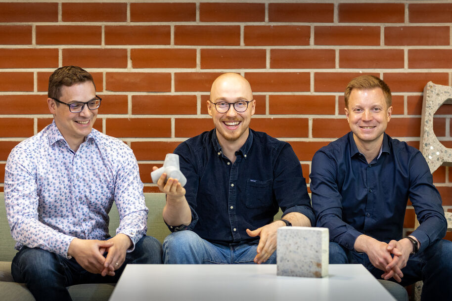 Edvard Ohlström (keskellä) teki diplomityönsä osana Betolarin tiimiä yrityksen toimistolla. Työtä ohjasi Mikael Mohtaschemi (vasemmalla) ja mukana oli myös VP Data Platform & Ecosystem Olli Kilpeläinen (oikealla). Kuva: Kalle Kataila / Aalto-yliopisto.
