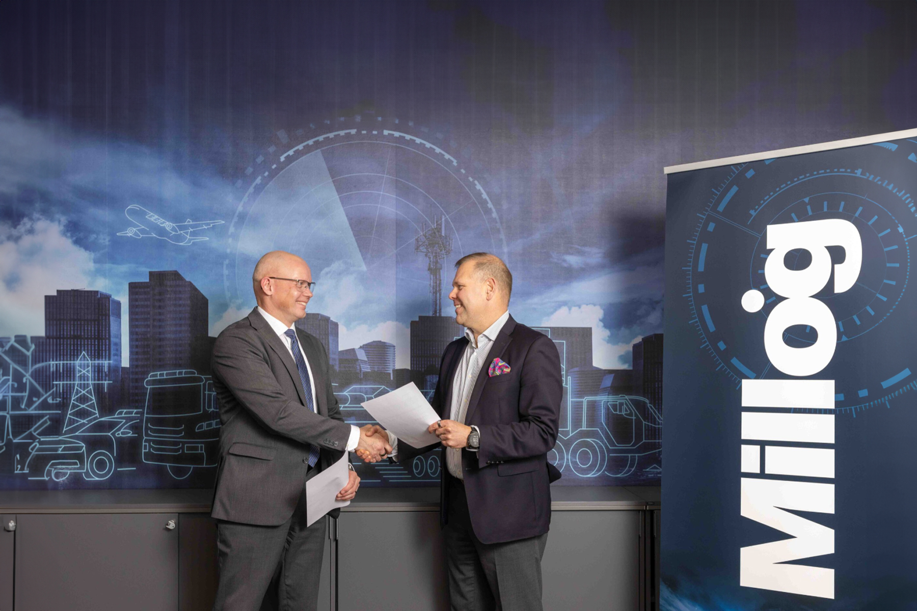 Millogin ottamassa kuvassa VTT:n ja Millogin edustajat kättelevät sopimuksen sinetöinniksi.