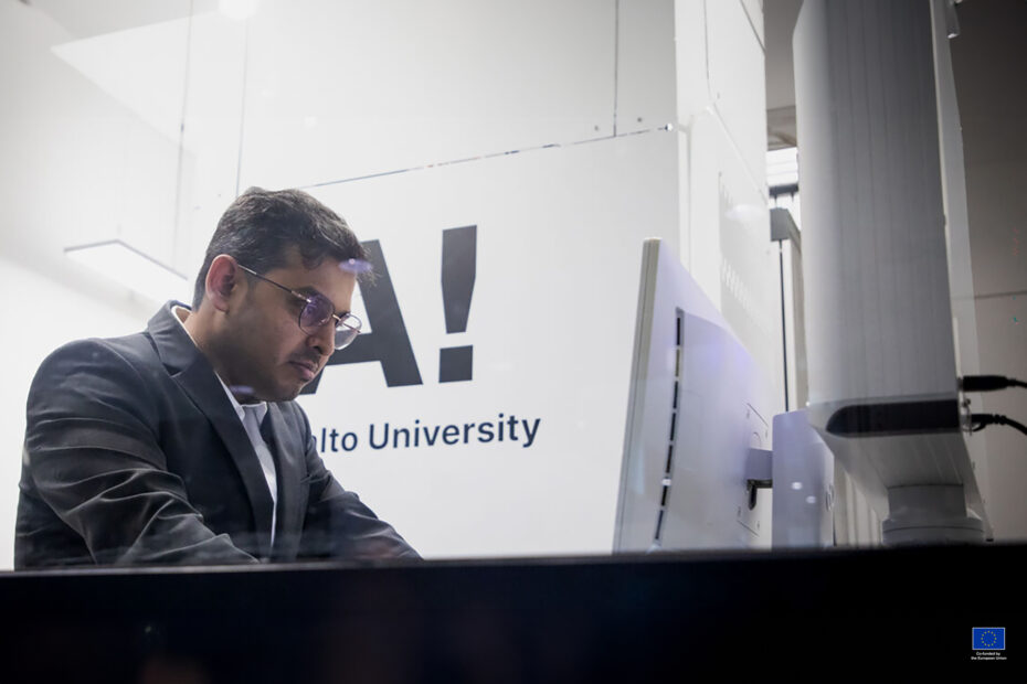 Tutkija Suman Kundu (kuvassa) oli mukana rakentamassa AaltoQ20-konetta. Kuva: Matti Ahlgren/Aalto-yliopisto.