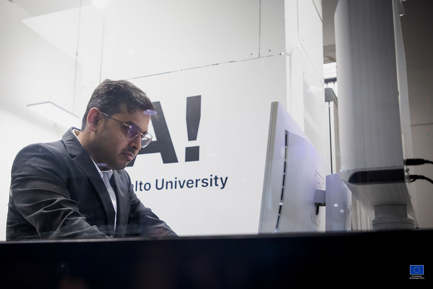 Tutkija Suman Kundu (kuvassa) oli mukana rakentamassa AaltoQ20-konetta. Kuva: Matti Ahlgren/Aalto-yliopisto.