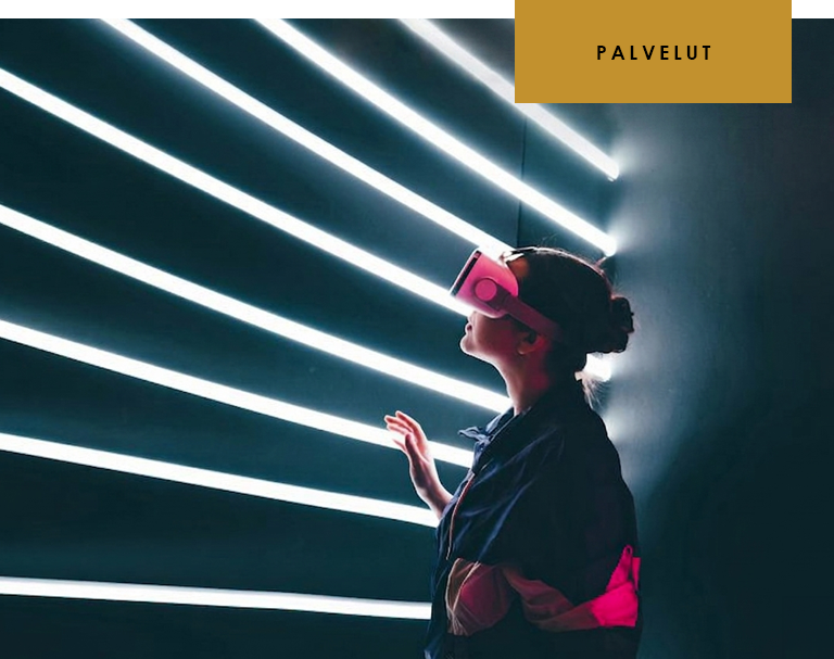 Naisella on VR-lasit päässä ja hän on sälekaihtimien edessä