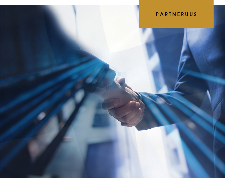 Kaksi henkilöä kättelee.