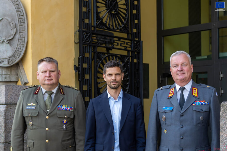 Major General Viktor Kalnitski, Deputy Commander of the Estonian Defence Forces, Peter Sarlin, the CEO of the NestAI, and Major General Sami Nurmi, Deputy Chief of Staff, Strategy at the Defence Command Finland. Photo by Finnish Defence Forces.