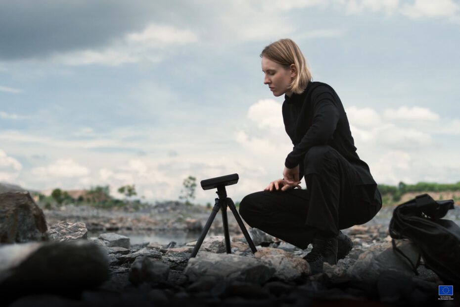 Screencapture from a video published by ICEYE and Nokia renouncing the partnership. In the picture there is a blond woman in an harsh territory using satellite connection.